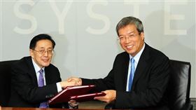 2008年精誠資訊以子公司持有財金文化40%股權，精誠資訊董事長黃宗仁（左） 與謝金河（右）握手合照。（資料照片／翻攝自謝金河臉書）