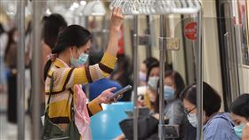 秋冬防疫專案　搭大眾運輸強制戴口罩（2）中央流行疫情指揮中心18日公布秋冬防疫專案，自12月1日起，民眾進入「醫療照護、大眾運輸、生活消費、教育學習、觀展觀賽、休閒娛樂、宗教祭祀、洽公」等8大類場所將強制戴口罩。圖為民眾搭乘台北捷運戴口罩。中央社記者鄭清元攝　109年11月18日
