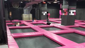 妹子團玩跳床享全套服務　他嘆太現實（圖／翻攝自爆怨公社臉書）