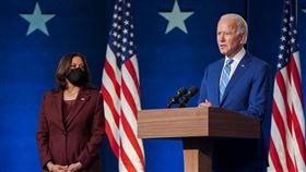 全美50州及哥倫比亞特區選舉人團12月14日進行投票，正式選出民主黨籍拜登（右）為美國下任總統。圖為拜登與副手賀錦麗（左）。（圖／翻攝自facebook.com/joebiden）
