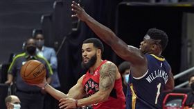 ▲威廉森（Zion Williamson）排球扣殺扒火鍋。（圖／美聯社／達志影像）