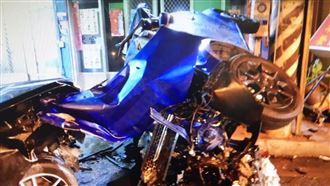 福特野馬撞翻小轎車　車頭慘削兩半