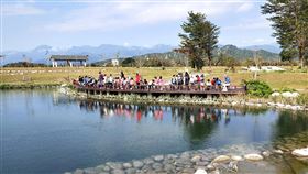 卑南溪堤防環境工程  獲台灣景觀大獎佳作獎第八河川局在「卑南溪卑南堤防環境改善工程」中設置「卑南溪環境解說園區」，以「台東水利、人文地理河廊」為主軸，將園區分為入口導覽解說、景觀貯流池、綠之眼休憩廣場等6區，獲得台灣景觀大獎「環境設施類」佳作獎。（八河局提供）中央社記者盧太城台東攝  109年12月24日