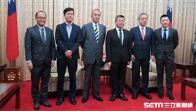 統一獅領隊蘇泰安、樂天桃猿領隊劉玠廷、（中信兄弟）常務理事馮寄台、立法院副院長蔡其昌、（味全龍）常務理事徐文芳、富邦悍將領隊蔡承儒。（圖／記者王怡翔攝影）