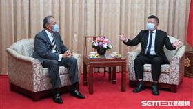 （中信兄弟）常務理事馮寄台拜會立法院副院長蔡其昌。（圖／記者王怡翔攝影）