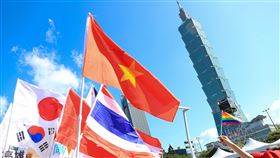 第18屆同志遊行登場（1）2020第18屆台灣同志遊行31日下午正式登場，遊行隊伍從台北市政府前出發，分為南北兩路線；今年主題為「成人之美」，盼在台灣多元社會中，不論身分、性別、認同、年齡、國籍，每個人都能找到自在的位置並展現自己的美。中央社記者吳家昇攝　109年10月31日