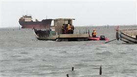 伸港外海擱淺貨輪成網美景點，不熟悉潮汐多人受困。（圖／翻攝畫面）