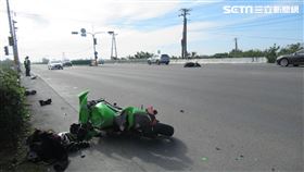 屏東史女騎車左轉撞上紅牌重機，當場被噴飛倒地。（圖／翻攝畫面）