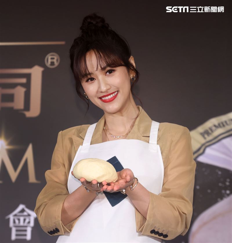 吳姍儒瑞穗鮮奶吐司發表。（記者邱榮吉/攝影）