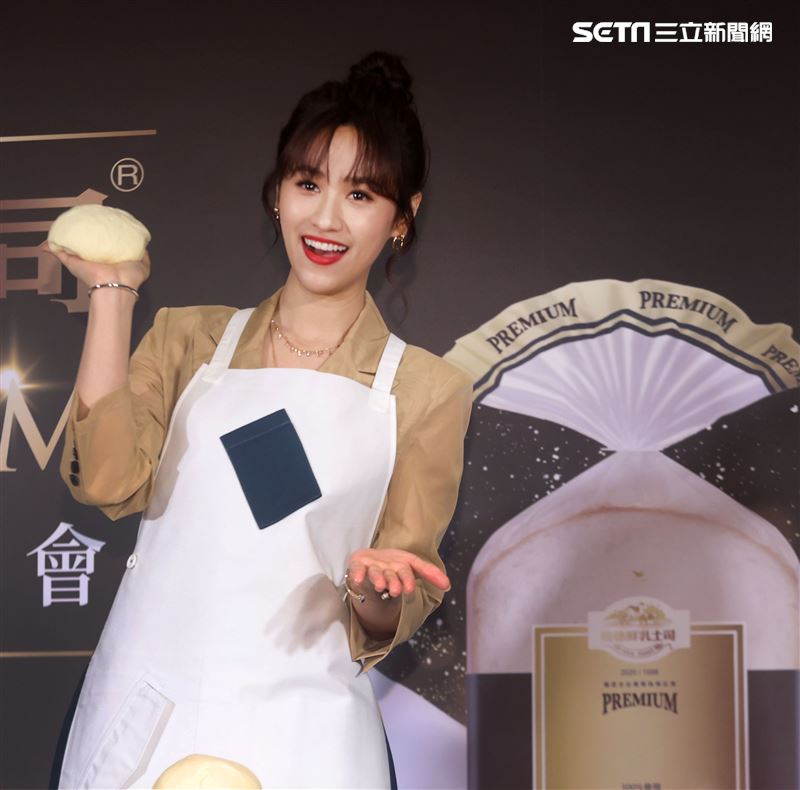吳姍儒瑞穗鮮奶吐司發表。（記者邱榮吉/攝影）
