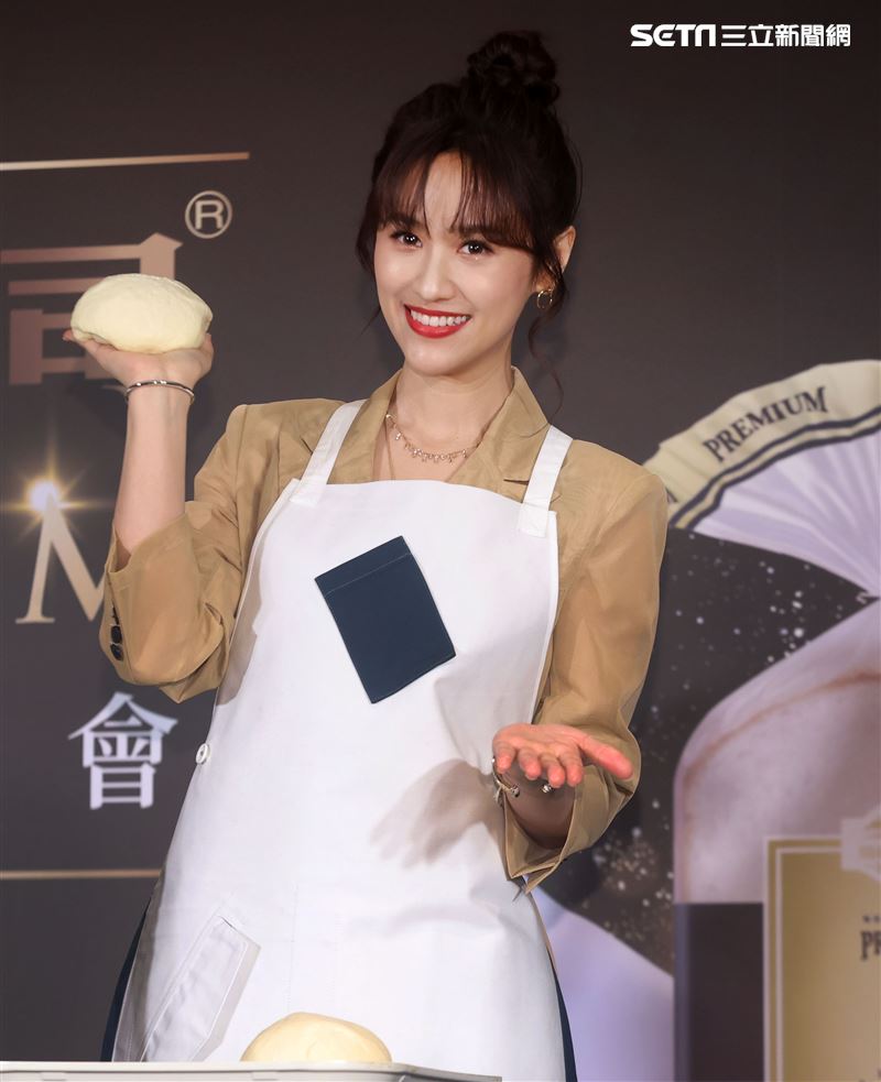 吳姍儒瑞穗鮮奶吐司發表。（記者邱榮吉/攝影）