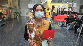 視障少女陳靜儀榮獲勇德楷模金質獎視障少女陳靜儀因罹患腦瘤，17歲時失去視力，從普通學生變成視障生，曾意志消沉，後轉念面對困境，活出自己的光采，獲選金質獎。中央社記者郝雪卿攝  109年12月24日