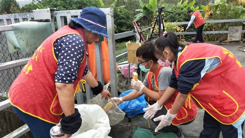 獨居老人住屋雜亂　熱血高中生幫打掃