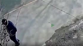 ▲監視畫面可以看見老先生先跌倒，梁姓社工的車子稍後才經過。（圖／截取自九江公安微信）