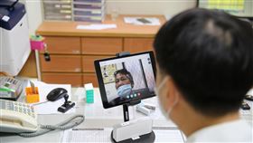 花東偏鄉遠距醫療服務  預計110年擴大實施健保署東區業務組24日舉行歲末感恩記者會，報告今年度遠距醫療執行狀況，會中也同步連線專科醫師線上參與，由於服務獲民眾肯定，預計民國110年將擴大實施範圍。（花蓮慈濟醫院提供）中央社記者張祈傳真  109年12月24日