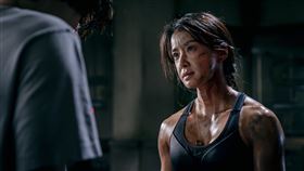 李施昤扮演特種部隊出身消防員  練出結實肌肉南韓女星李施昤在網路漫畫改編影集Sweet Home中飾演前特種部隊出身的消防員，開拍前花半年時間，鍛鍊出結實肌肉。（Netflix提供）中央社記者葉冠吟傳真  109年12月18日