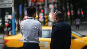 10月失業率3.8%　創近7個月新低（3）行政院主計總處23日公布10月失業率3.8%，較9月下降0.03個百分點，是今年4月以來新低水準。圖為台北街頭上班族。中央社記者王騰毅攝　109年11月23日