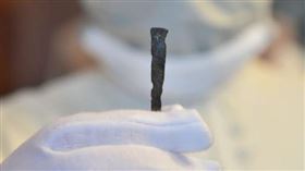 盒子中有一根15公分的釘子，被認為是將耶穌釘在十字架上的其中一根釘子，（圖／翻攝自DiscoverCzechia推特）