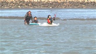 張麗善體驗風箏衝浪　狼狽落水遭拖行