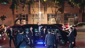 副總統賴清德（中）今傍晚臨時造訪指揮中心。（圖／記者簡浩正攝影）