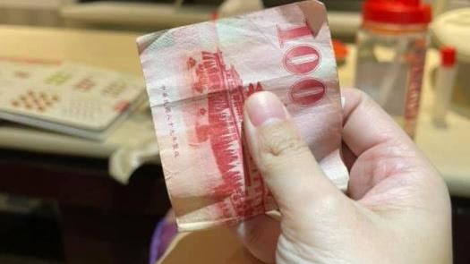 兒趁爸刷牙掏100元！網：教認顏色