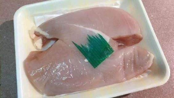 生肉盒中常見的綠色葉片,不是裝飾也不能吃,實際上是食品廠用來分類辨識的記號。(圖/翻攝自爆料公社)