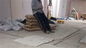 工地,學徒,師傅,滑手機(翻攝自 爆怨公社)