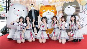 AKB48 Team TP 六位成員陳詩雅、潘姿怡、冼迪琦、劉曉晴、林于馨、李孟純與麻糬爸現身「白爛貓展覽」。（圖／開麗娛樂提供）