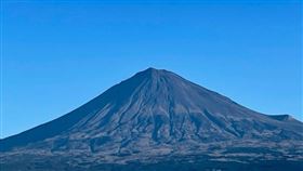富士山21日的模樣，可以看見山頂光禿禿，完全沒有雪。（圖／翻攝自ihakita推特） 