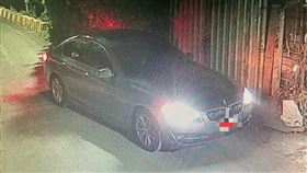 BMW臨停家門「後座猛震40分鐘」　屋主怒曝畫面：把孩子留在現場（圖／翻攝自爆怨公社）