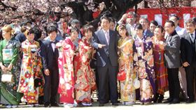 賞櫻會案獲不起訴  安倍：深感有道義上責任日本前首相安倍晉三捲入「賞櫻會」前夕晚餐會爭議，獲不起訴。安倍24日對媒體表示，深感有道義上的責任，深切反省。圖為2019年4月時任首相的安倍晉三在新宿御苑主辦賞櫻會。中央社記者楊明珠東京攝  109年12月24日