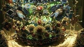 ▲慈禧太后鳳冠上的四顆夜明珠現在「歸位」，並以全貌展示。（圖／翻攝自北京故宮）