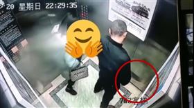 男女搭電梯！變態男當面「掏出生殖器」尿尿　女子秒落跑（圖／翻攝自澎湃新聞微博）