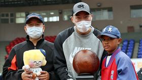 諸羅山盃少棒賽閉幕　郭泓志驚喜現身頒獎2020年第23屆諸羅山盃國際軟式少年棒球邀請賽閉幕典禮24日舉行，前旅美棒球好手郭泓志（中）驚喜現身頒獎。（嘉義市政府提供）中央社記者黃國芳傳真　109年12月24日