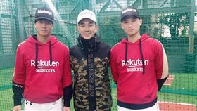 任賢齊和樂天桃猿林立、林承飛一起參加校園巡迴。（圖／樂天桃猿提供）