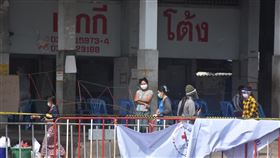 泰國疫情升溫外籍移工成箭靶泰國18日開始暴增千例武漢肺炎確診案例，多為在龍仔厝府海鮮市場工作的緬甸籍移工，外籍移工成為眾矢之的，泰國開始出現排外性和歧視性的言論。中央社記者呂欣憓龍仔厝府攝  109年12月25日