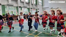 楊小黎、蔡昌憲跟著大崗國中原舞社一起跳歡樂舞。