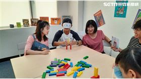 楊小黎、蔡昌憲實際體驗桌遊”傳聲蓋城堡”，了解要懂得「聽」與「說」，才能建立有效溝通。