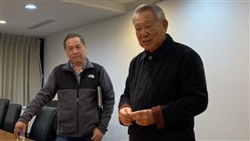 國光生技董事長詹啟賢（右）今親上火線，表示國光的立場是研發「安全」、「有效」的疫苗為目標，並非以「爭取國家補助款」為目標，政府目前給予3億的補助款，好像是政府的「催生計畫」。（圖／記者簡浩正攝影）