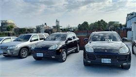 彰化分署耶誕義賣法拍，2輛保時捷休旅車1元起標，最後2萬標出。(圖／翻攝畫面)