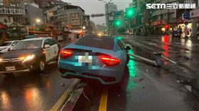 跑車的車牌超稀有，意外成了整起車禍焦點。（圖／翻攝自畫面）