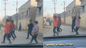 5嬤路中間跳舞！她「按喇叭20分鐘」慘輸　委屈倒車離開（圖／翻攝自頭條新聞微博）