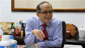 興大副校長黃振文研發微生物菌  獲傑出科技獎國立中興大學植物病理學系特聘教授兼副校長黃振文，45年來與微生物菌為伍，在農用微生物開發等領域成果卓著，25日獲頒行政院傑出科技貢獻獎。（興大提供）中央社記者郝雪卿傳真  109年12月25日