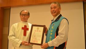 天主教惠民醫院重建  馬公市響應捐款（2）天主教馬公惠民醫院重建募款，馬公市長葉竹林（右）25日在市政歲末年終聯誼時，捐贈新台幣10萬元重建經費，惠民醫院修士韓國乾（左）回贈感謝狀。中央社  109年12月25日