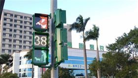 桃園行人號誌燈  小綠人拄拐杖遛狗（1）桃園市交通局在衛生福利部桃園醫院旁試辦設置「老人遛狗」的行人號誌燈，號誌中的小綠人拄著拐杖牽著狗行走。（交通局提供）中央社記者葉臻傳真  109年12月25日