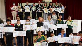 黑熊石虎成主角  繪本書深入校園宣導犯保業務犯罪被害人保護協會南投分會出版「幸福森林」繪本書，25日發表並舉行贈書儀式，繪本內容以台灣黑熊、石虎等動物擬人化，介紹關懷陪伴、法律諮詢、心理輔導、就業協助等服務。中央社記者蕭博陽南投縣攝  109年12月25日