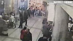 北市黃姓街友持刀刺傷林姓友人遭警逮捕送辦。（圖／翻攝畫面）