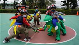 校園上演古代運動會　金門學童打馬球（2）金門縣開瑄國小學生25日穿上充氣服裝，模擬感受漢唐時代古人在馬上打球的感覺，讓學童透過親身體驗，了解古人都在做什麼運動。中央社記者黃慧敏攝　109年12月25日