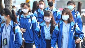 開學日學生戴口罩到校因應武漢肺炎疫情，25日是開學第一天，板橋高中學生多數都戴著口罩上學。中央社記者王騰毅攝  109年2月25日