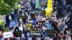 台灣撐港遊行　台北登場（2）1025台灣撐港遊行25日下午在台北登場，參與民眾手持黑底黃字標語前進，不時呼喊「釋放12港人」、「光復香港、時代革命」等口號。中央社記者王飛華攝　109年10月25日
